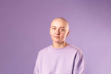 Kanserden muzdarip genç kadın gülüşü gelecekteki iyileşme hakkında olumlu düşünüyor. Milenyum dişisi, kafası kazınmış.