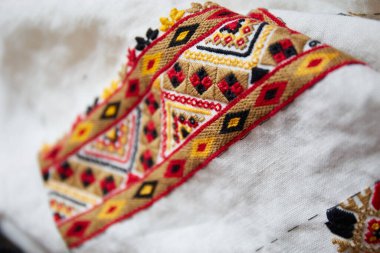 Geleneksel Ukrayna giysileri üretme süreci. Keten üzerinde geleneksel Ukrayna işi. Ukrayna geleneksel sanatları. 