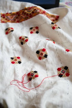 Geleneksel Ukrayna giysileri üretme süreci. Keten üzerinde geleneksel Ukrayna işi. Ukrayna geleneksel sanatları. 