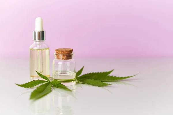 大麻精油 含大麻绿叶大麻的水滴瓶中的Cbd油提取物 医用大麻 草药植物 案文的篇幅 — 图库照片