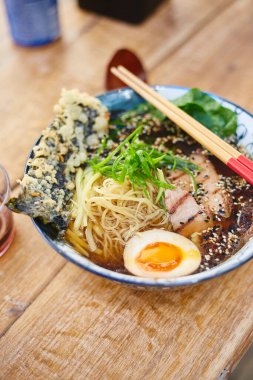 Asya usulü Japon eriştesi çorbası, yumurta, ahtapot ve bir sürü deniz mahsulü.