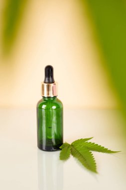 Esrar esaslı petroldür. CBD yağı, marihuana yeşili marihuanayla dolu bir şişe içinde. Tıbbi marihuana. Bitkisel ilaç fabrikası. Metin için boşluk.