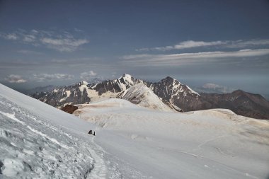 Gürcistan, Kazbek 'e tırmanmak. Zirveye giden yol. Kafkas dağlarının doğası. Kazbek Dağı dağcılık seferi