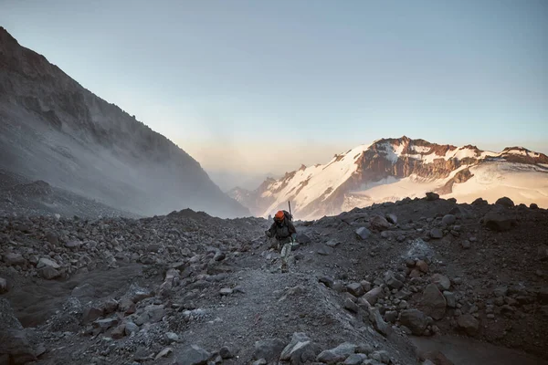 Climbing Kazbek Georgia Male Climder Summit Nature Caucasian Mountains Mount — Zdjęcie stockowe