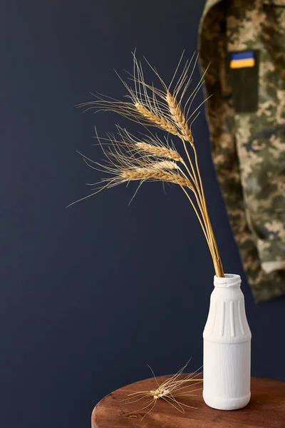 Bundle Wheat Spikes Ukrainian Flag Ribbon Military Uniform Background Concept — Foto de Stock