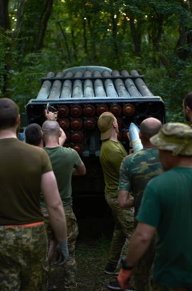 Kramatorsk Ukraine 2022 Ukrainian Soldiers Powering Artillery Rocket Launcher Grad — Stockfoto