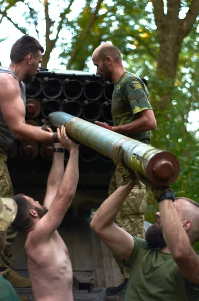 Kramatorsk Ukraine 2022 Ukrainian Soldiers Powering Artillery Rocket Launcher Grad — Foto de Stock