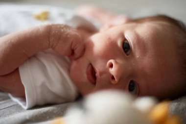 Yeni doğan bir haftalık erkek bebek.