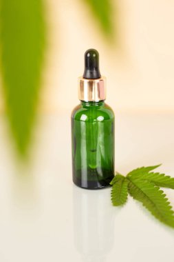 Esrar esaslı petroldür. CBD yağı, marihuana yeşili marihuanayla dolu bir şişe içinde. Tıbbi marihuana. Bitkisel ilaç fabrikası. Metin için boşluk.