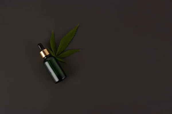 Ätherisches Cannabis Cbd Extrakt Tropfflasche Mit Cannabis Grünem Blatt Marihuana — Stockfoto