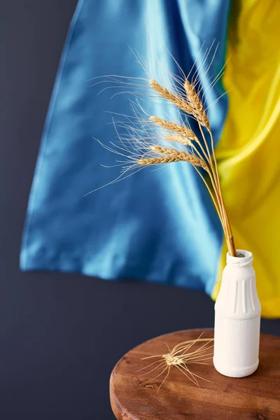 Paquete Espigas Trigo Bandera Ucraniana Como Fondo Concepto Crisis Suministro — Foto de Stock