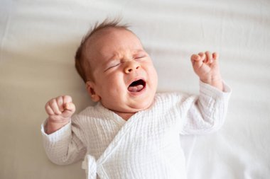 Ağlayan yeni doğan bir aylık erkek bebek. Ağlayan bebek