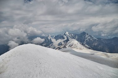 Gürcistan, Kazbek 'e tırmanmak. Zirveye giden yol. Kafkas dağlarının doğası. Kazbek Dağı dağcılık seferi