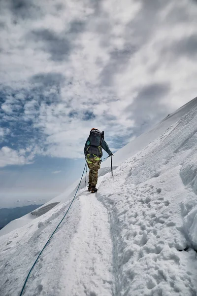Climbing Kazbek Georgia Male Climber Summit Nature Caucasian Mountains Mount — Zdjęcie stockowe