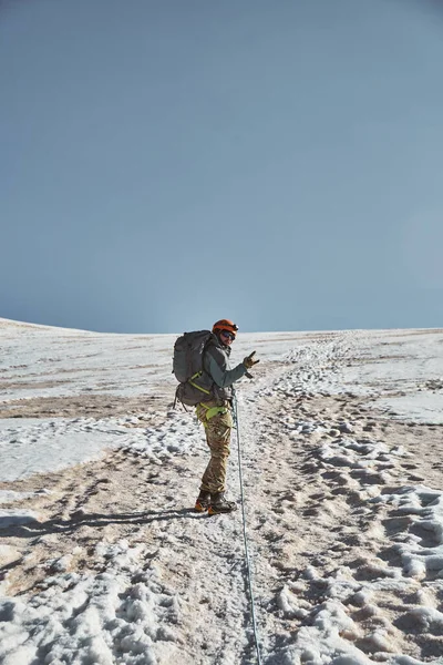 Climbing Kazbek Georgia Male Climber Summit Nature Caucasian Mountains Mount — Zdjęcie stockowe