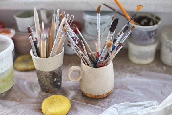 Bir seramikçinin çalışma masası. Clay atölyesi. Çömlek yapma süreci. Usta seramikçi onun stüdyosunda çalışıyor.