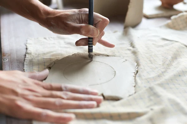 陶芸スタジオで働く女性陶芸家 セラミストの手粘土のダーティ 陶器を作る過程 彼女のスタジオでのマスターセラミストの作品 — ストック写真