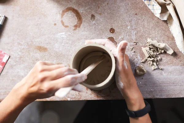 도자기 작업실에서 일하는 도자기 미스트의 진흙으로 도자기를 만드는 뛰어난 도자기 — 스톡 사진