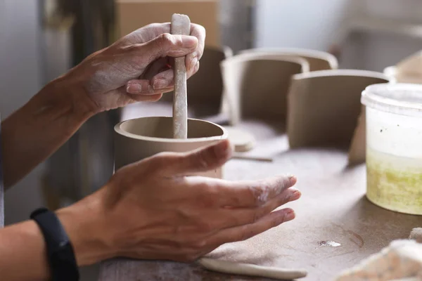 Kvinnlig Keramiker Som Arbetar Keramikstudio Keramik Händer Smutsiga Clay Process — Stockfoto