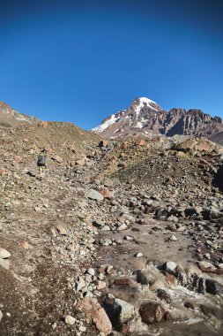 Kazbek Dağı ve Buzul deresi. Kafkas dağlarının doğası. Gürcistan 'daki Kazbek ana kampına giden yol. Kazbek Dağı Dağcılık Seferi