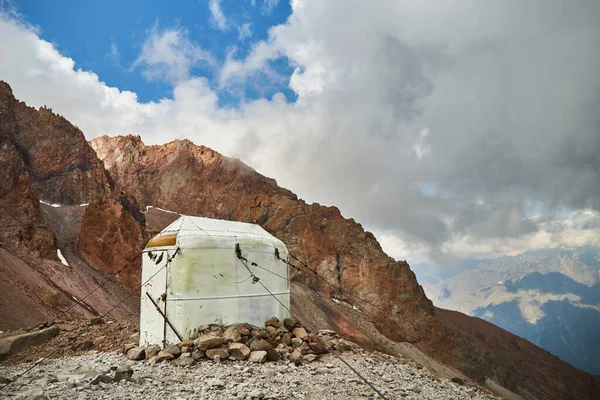 Capilla Sobre Campamento Base Del Monte Kazbeg Con Vista Las — Foto de Stock