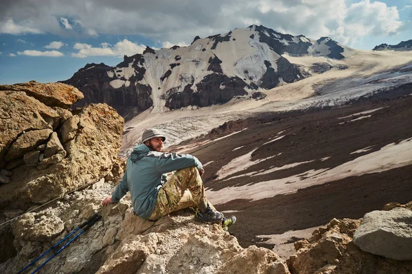 Man Sitting Kazbeg Base Camp Enjoying View Gergeti Glacier Meteostation — Zdjęcie stockowe