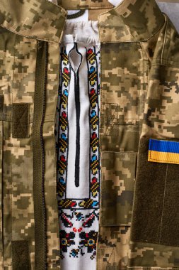 Ukrayna 'nın geleneksel kıyafetleri ve Ukrayna askerinin askeri üniforması. Özgür ruhlu Ukrayna Silahlı Kuvvetleri. Ülkemizi savun.