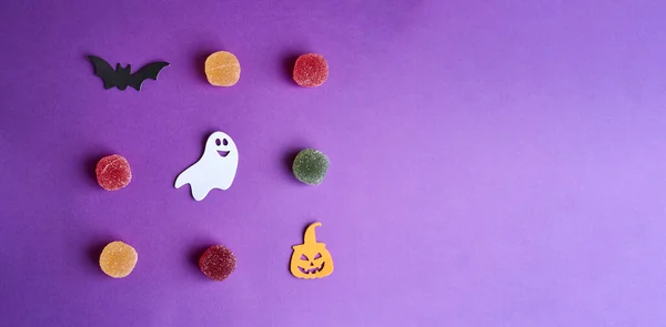 Halloween Cukierki Fioletowym Tle Kartka Powitalna Halloween Odbiór Płaskie Ułożenie — Zdjęcie stockowe