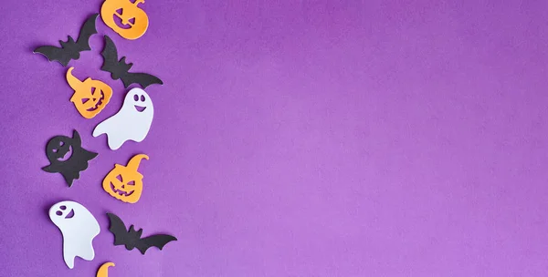 Decoraciones Halloween Calabazas Dulces Sobre Fondo Púrpura Tarjeta Felicitación Fiesta —  Fotos de Stock