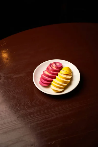 Ovos Marinados Conserva Cor Rosa Amarelo Numa Placa Branca Pub — Fotografia de Stock
