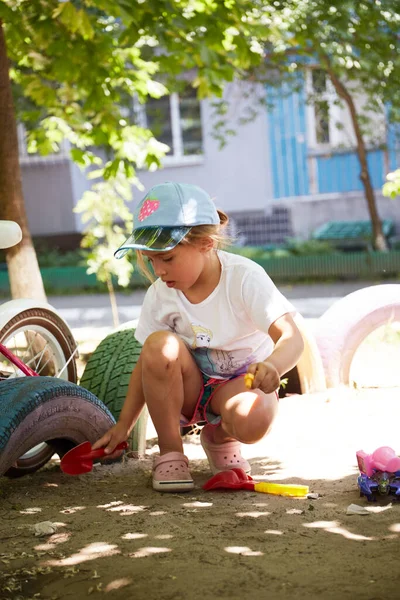 Girl Playing Yard Sand Realistic Child Portrait — Zdjęcie stockowe