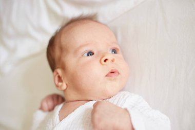 Yeni doğmuş bir aylık erkek bebek. gülümse bebek