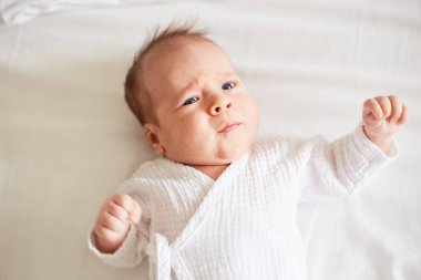 Ağlayan yeni doğan bir aylık erkek bebek. Ağlayan bebek