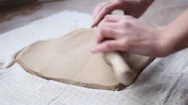 Çömlek atölyesinde çalışan kadın seramik. Seramikçinin Elleri Kirli Çamur. Çömlek yapma süreci. Usta seramist onun stüdyosunda çalışıyor.