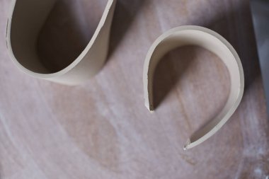 Bir seramikçinin çalışma masası. Clay atölyesi. Çömlek yapma süreci. Usta seramikçi onun stüdyosunda çalışıyor.