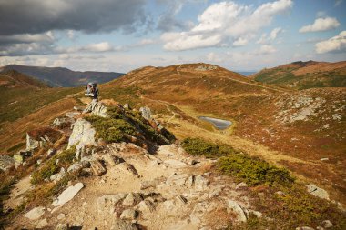 Ukrayna 'daki Karpat Dağları' nda dağ yolu. Chornohora sırtında yürüyüş ve yürüyüş yolları. Sonbaharda Karpat dağlarının kırsal kesimi