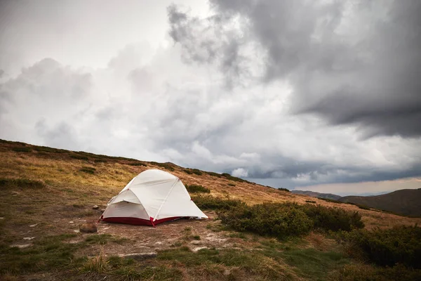 Weißes Zelt Auf Der Wiese Mit Blick Auf Das Gebirge — Stockfoto