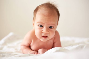 Yeni doğmuş bir aylık erkek bebek.