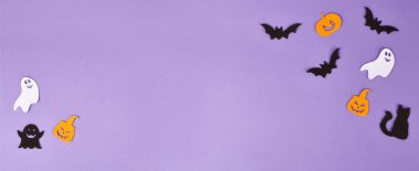 Cadılar Bayramı süslemeleri, balkabakları, mor arka planda. Cadılar Bayramı partisi tebrik kartı. Uzayı kopyala Düz yatıyordu, üstten, yukarıdan..