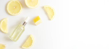 Limon dilimli limon yağlı bir şişe. Kozmetik narenciye yağı ya da serum. Doğal tıp konsepti. Aromaterapi