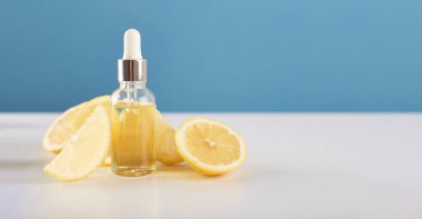 Limon dilimli limon yağlı bir şişe. Kozmetik narenciye yağı ya da serum. Doğal tıp konsepti. Aromaterapi