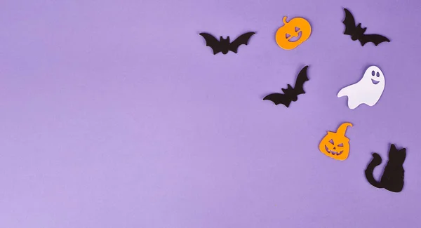 Dekoracje Halloween Dynie Fioletowym Tle Kartka Powitalna Halloween Odbiór Płaskie — Zdjęcie stockowe