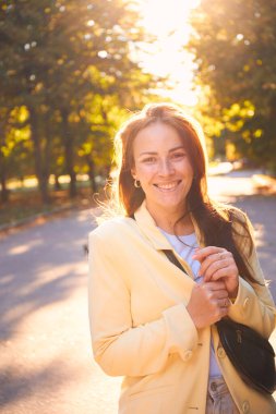 Günbatımında sonbahar parkında, Doğu Avrupa 'nın milenyum kadınının otantik portresi