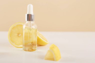 Limon dilimli limon yağlı bir şişe. Kozmetik narenciye yağı ya da serum. Doğal tıp konsepti. Aromaterapi