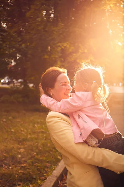 Äkta Porträtt Mor Och Dotter Höstparken Solnedgången Njuter Tiden Tillsammans — Stockfoto