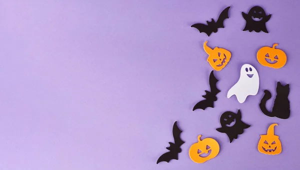 Dekoracje Halloween Dynie Fioletowym Tle Kartka Powitalna Halloween Odbiór Płaskie — Zdjęcie stockowe