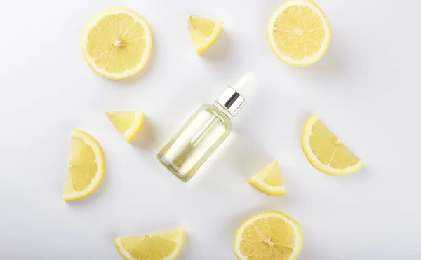 テーブルの上にレモンのスライスとレモン精油とボトル 化粧品の柑橘系オイルや血清 自然医学の概念 アロマセラピー — ストック写真