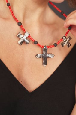 Ukrayna seramik kolyesi. Modern kıyafetler giyen, geleneksel Ukraynalı stil özgün kolye takan bir kadın. El yapımı seramik işler