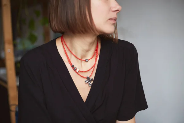Ukrainska Keramiska Halsband Kvinna Klädd Moderna Kläder Med Eleganta Autentiska — Stockfoto