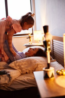 Küçük beyaz bir kız annesiyle eğleniyor. Mutlu aile noeli konsepti